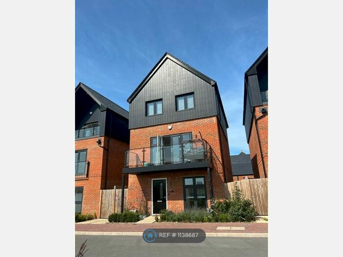 4 Bedroom Detached House To Rent In Granadiers Road, Winchester, SO22