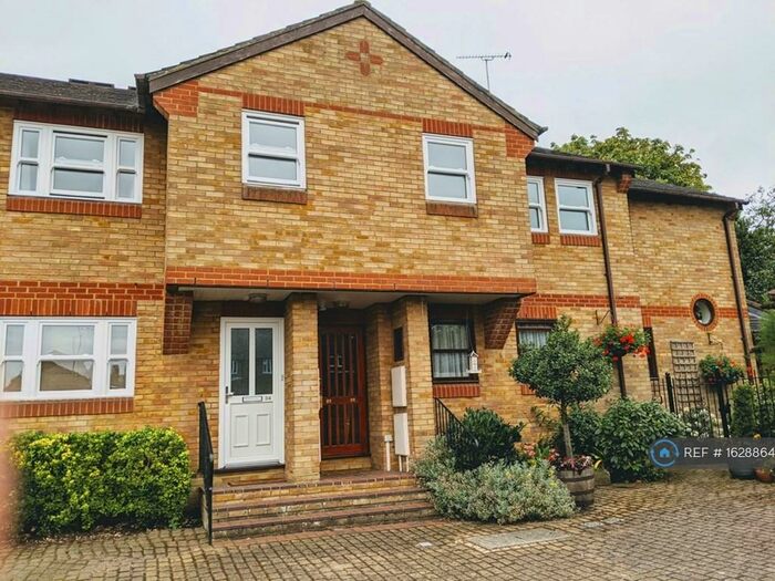 2 Bedroom Flat To Rent In Fawcett Road, Windsor, SL4