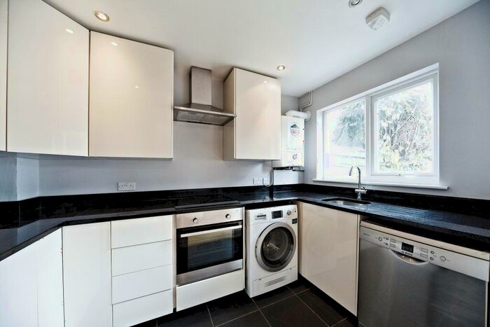 3 Bedroom House To Rent In Turnpike Link, Croydon, CR0