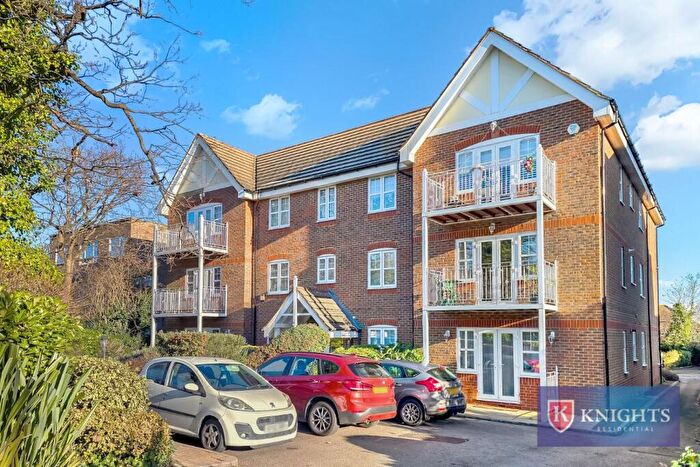 3 Bedroom Flat For Sale In The Ridgeway, Enfield, EN2