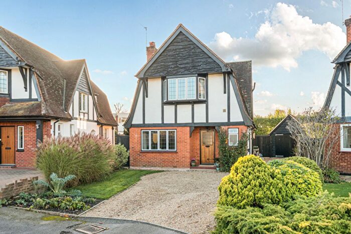 3 Bedroom Detached House For Sale In The Close, West Byfleet, KT14
