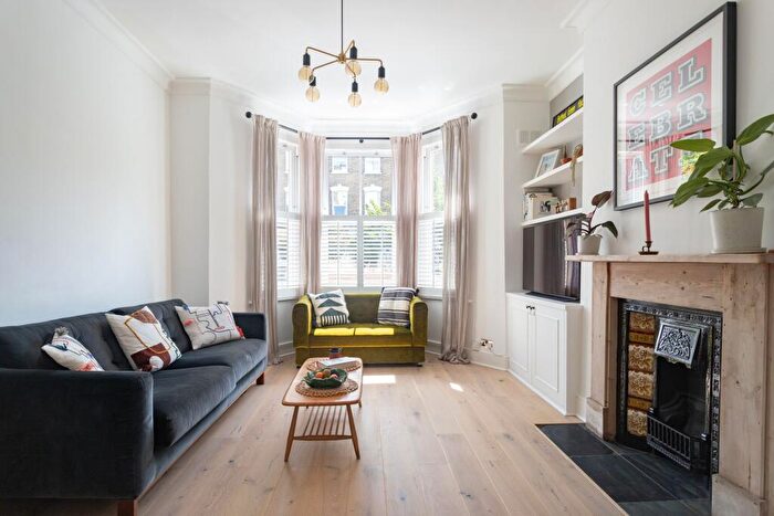 2 Bedroom Maisonette For Sale In Perth Road, Finsbury Park, N4