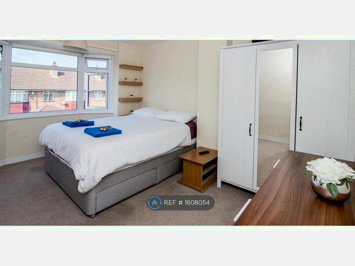 3 Bedroom Semi-Detached House To Rent In Openshaw Road, London, SE2