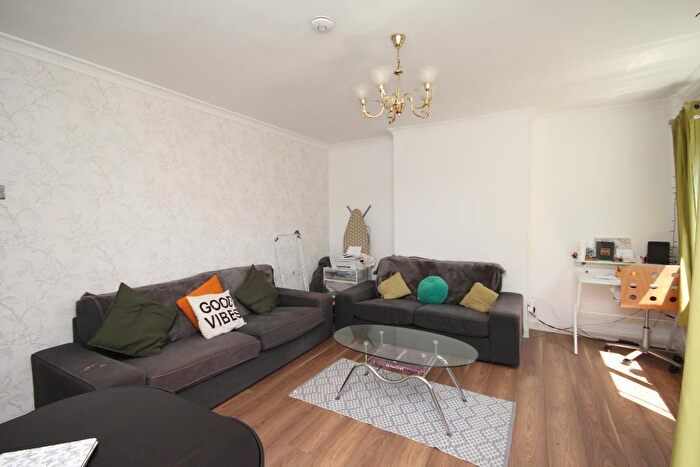 3 Bedroom Flat To Rent In Radford House, Georges Road, Holloway, N7