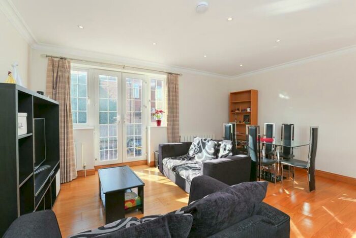 3 Bedroom Flat To Rent In Beechcroft Avenue, Golders Green, NW1