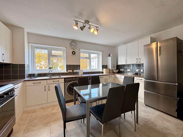 2 Bedroom Flat To Rent In Winvale, Slough, SL1