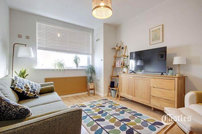 2 Bedroom Maisonette For Sale In Boreham Road, London, N22