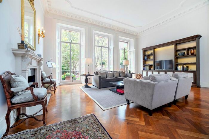 3 Bedroom Flat To Rent In Cadogan Square, London, SW1X