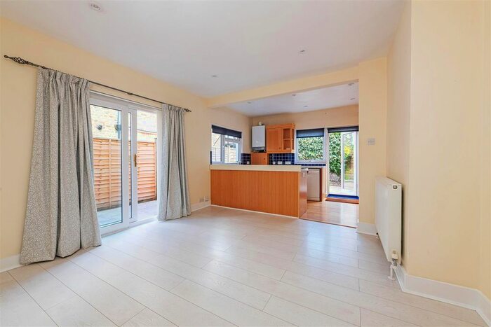 2 Bedroom Flat To Rent In Borneo Street, London, SW15