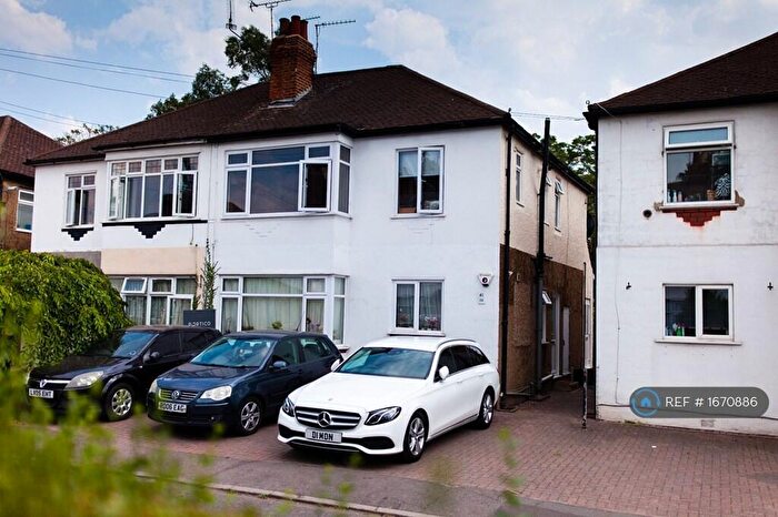 2 Bedroom Flat To Rent In Chalford Walk, Woodford Green, IG8