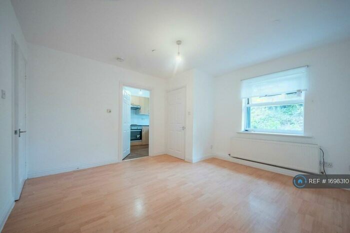 2 Bedroom Flat To Rent In Uplands Close, London, SE18
