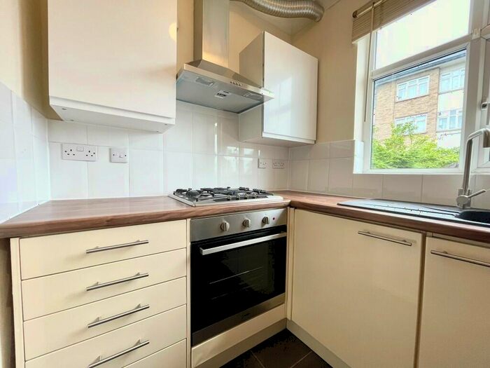 2 Bedroom Flat To Rent In Oak Wood Close, Chigwell, Essex, IG8