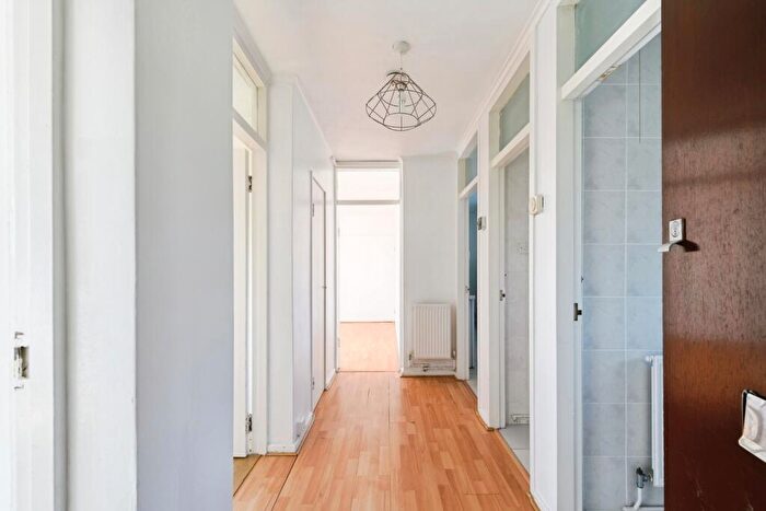 2 Bedroom Flat For Sale In Kingsdown Avenue, South Croydon, Surrey, CR2