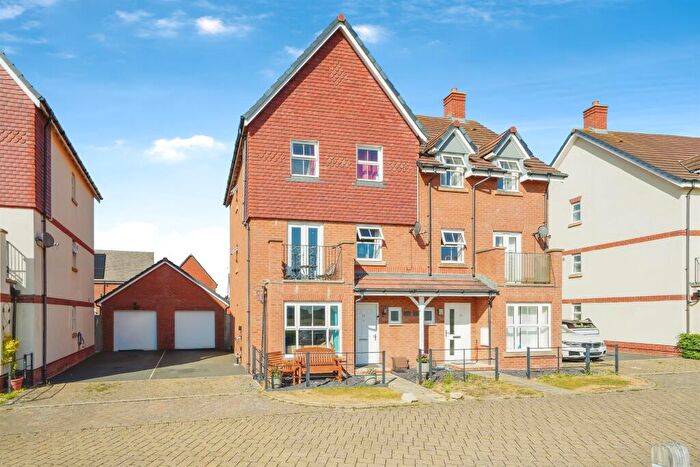 4 Bedroom Town House For Sale In Juniper Way, Didcot, OX11