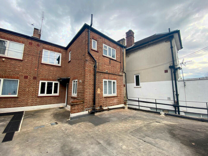 3 Bedroom Flat To Rent In High Street - Orpington, BR6