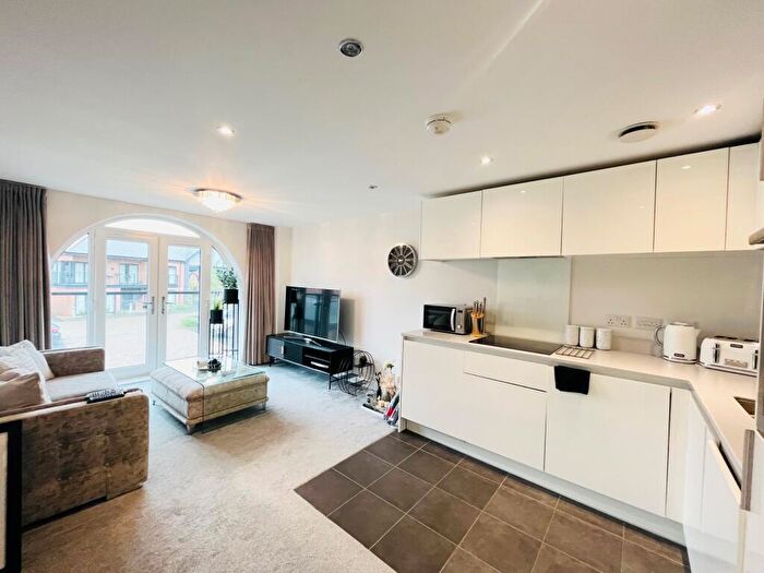 2 Bedroom Apartment To Rent In The Lakeside, Barton Marina, DE13