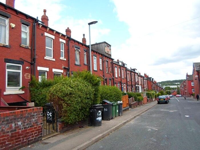 2 Bedroom Flat To Rent In Harlech Road, Leeds, West Yorkshire, LS11