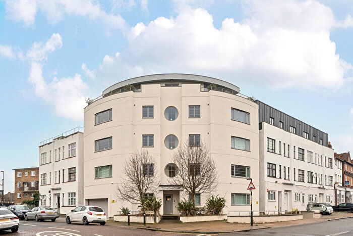 2 Bedroom Apartment For Sale In Catford Hill, London, SE6