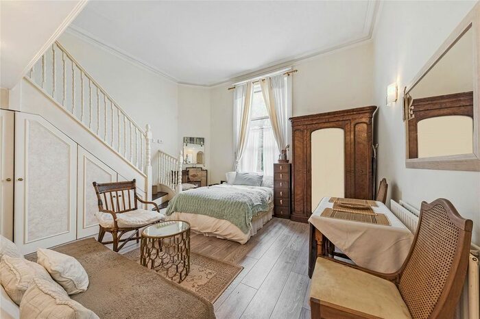 Studio To Rent In Earls Court Square, Earls Court, SW5