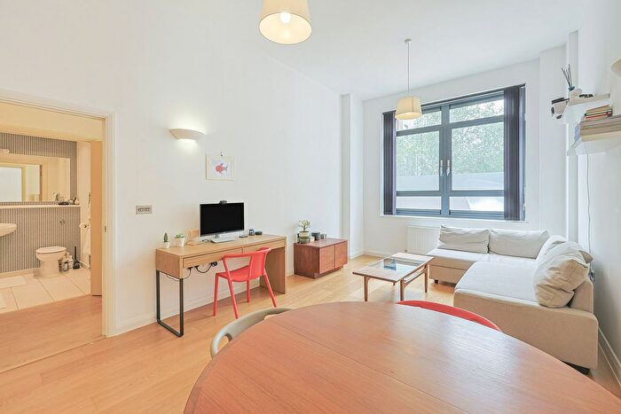 1 Bedroom Flat For Sale In Larden Road, London, W3