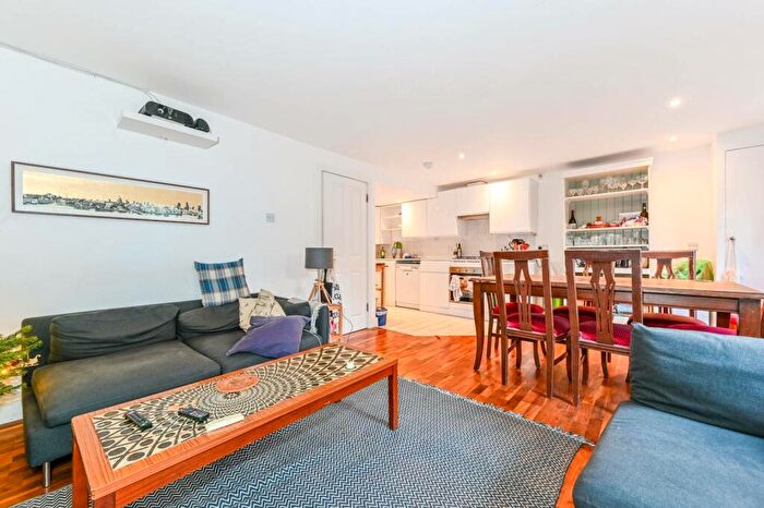 3 Bedroom Flat To Rent In Evering Road, Stoke Newington, London, N16