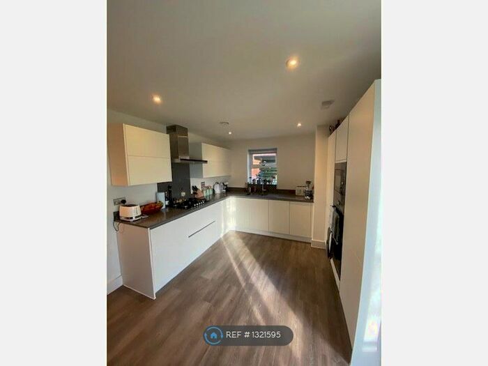 2 Bedroom Flat To Rent In Parr Court, London NW7