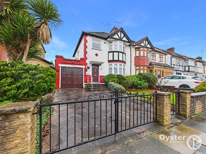 3 Bedroom Semi Detached House For Sale In Ravenscraig Road, London, N11