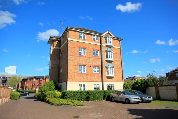 2 Bedroom Flat To Rent In Bishops Court, Bedford Road, Reading, Berkshire, RG1