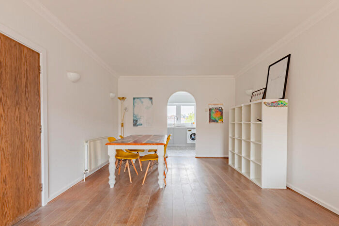 2 Bedroom Apartment To Rent In Bacon Street, London, E2