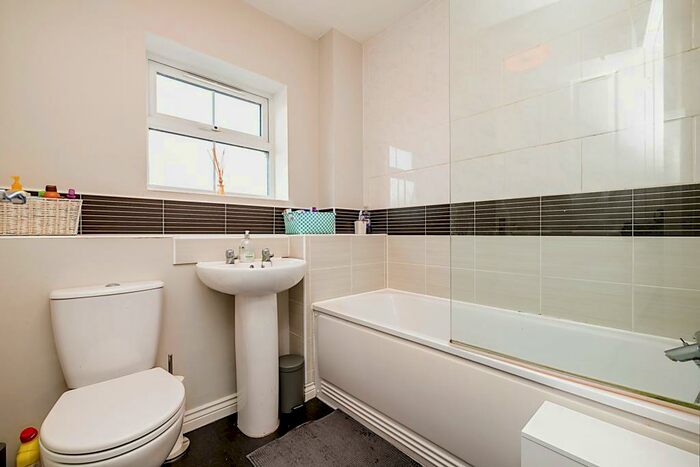 3 Bedroom End Of Terrace House For Sale In Priors Grove Close, Warwick, Warwickshire, CV34