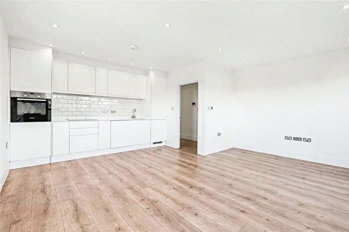 2 Bedroom Flat For Sale In Brownlow Road, London, N11