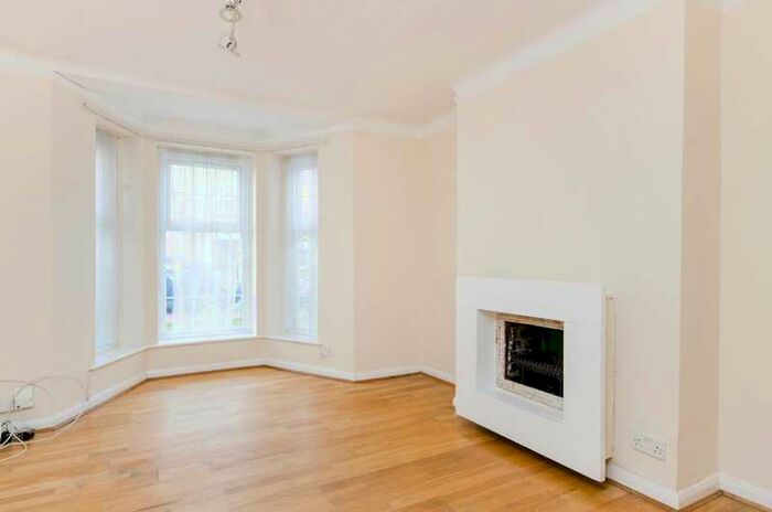 2 Bedroom Flat To Rent In West Barnes Lane, Raynes Park, KT3