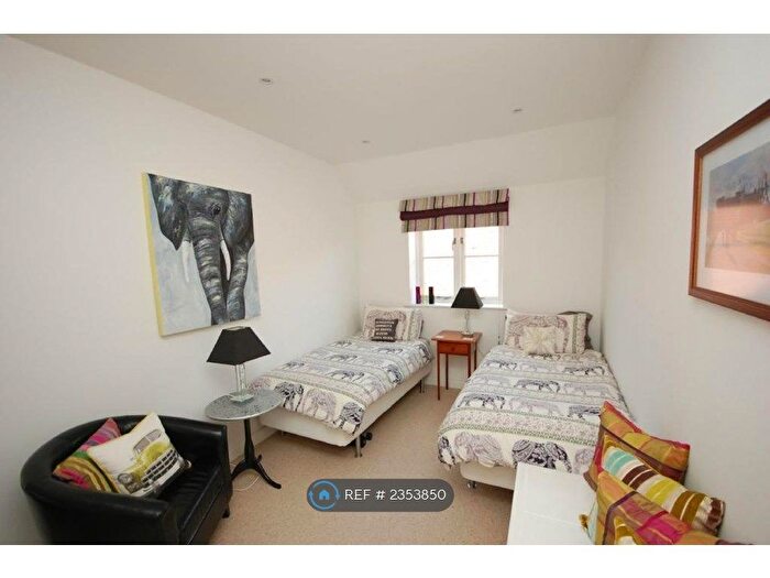 2 Bedroom Flat To Rent In Carlton Yard, Farnham, GU9