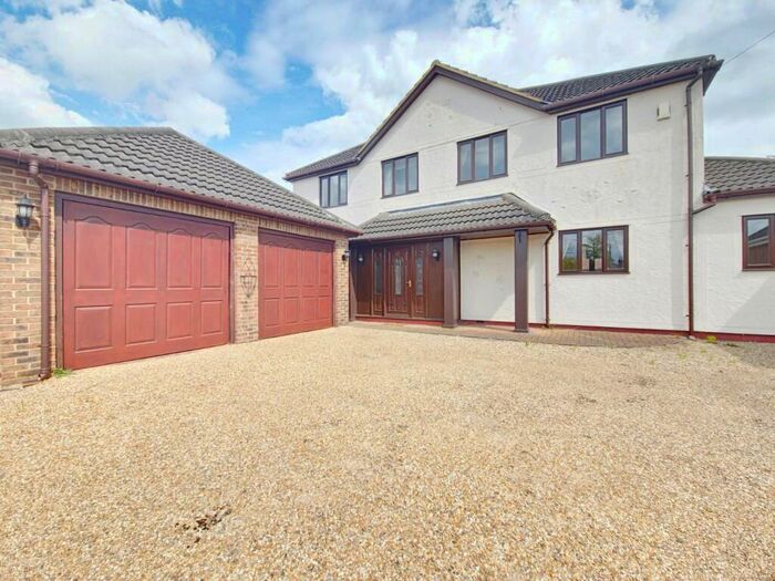 5 Bedroom Detached House To Rent In Oak Hill Road, Stapleford Abbotts, Romford, RM4