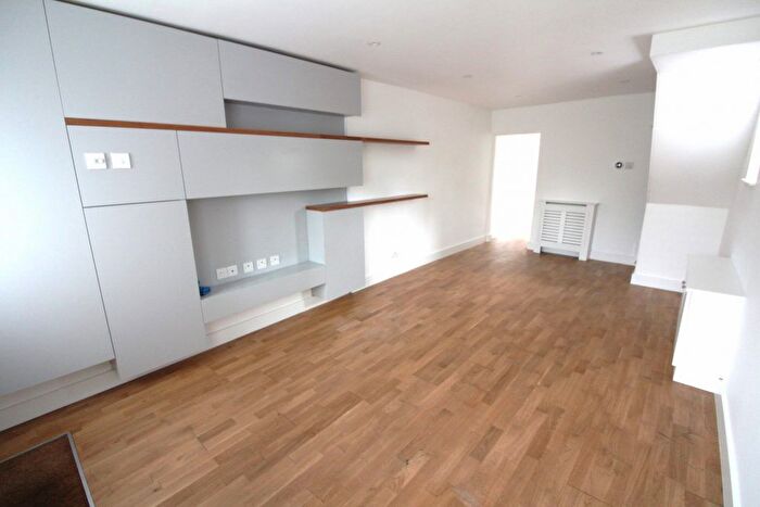 2 Bedroom Cottage To Rent In Taylors Lane, Hadley Highstone, EN5