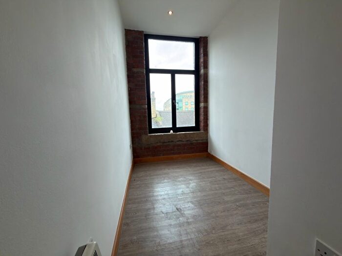 2 Bedroom Flat To Rent In Broad Street, Bradford, West Yorkshire, BD1