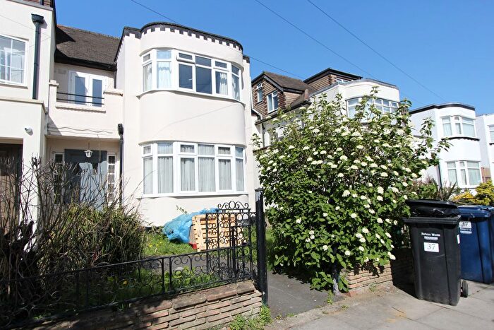 3 Bedroom Semi-Detached House To Rent In Green Walk, London, NW4