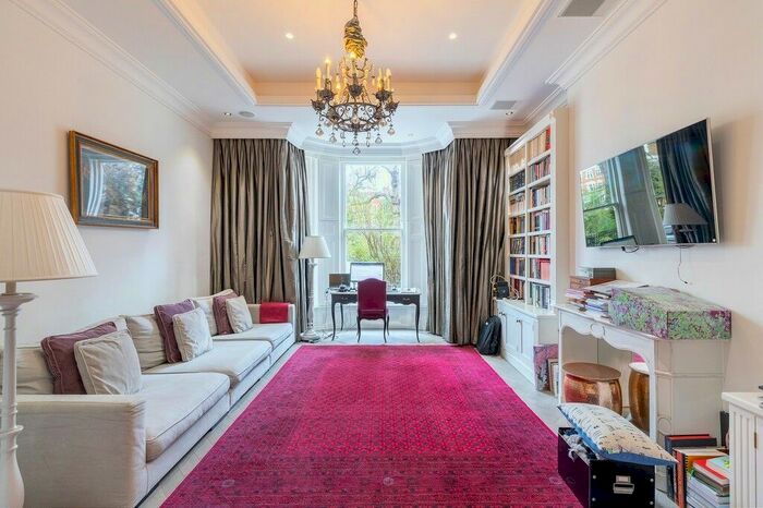 3 Bedroom Flat To Rent In Lennox Gardens, Knightsbridge, SW1X