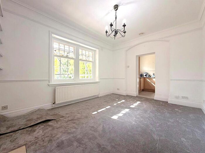 1 Bedroom Flat To Rent In Lovelace Road, Surbiton, KT6