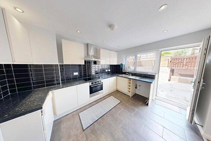 4 Bedroom House To Rent In Harlaxton Walk, Nottingham, NG3