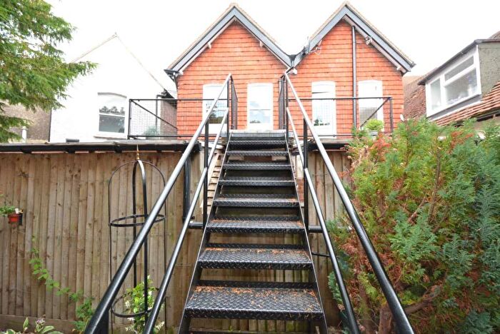 2 Bedroom Flat To Rent In High Street, Princes Risborough, HP27