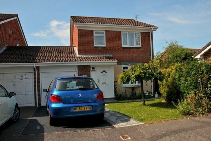 3 Bedroom Semi-Detached House To Rent In Heather Close, Gosport, Hampshire, PO13