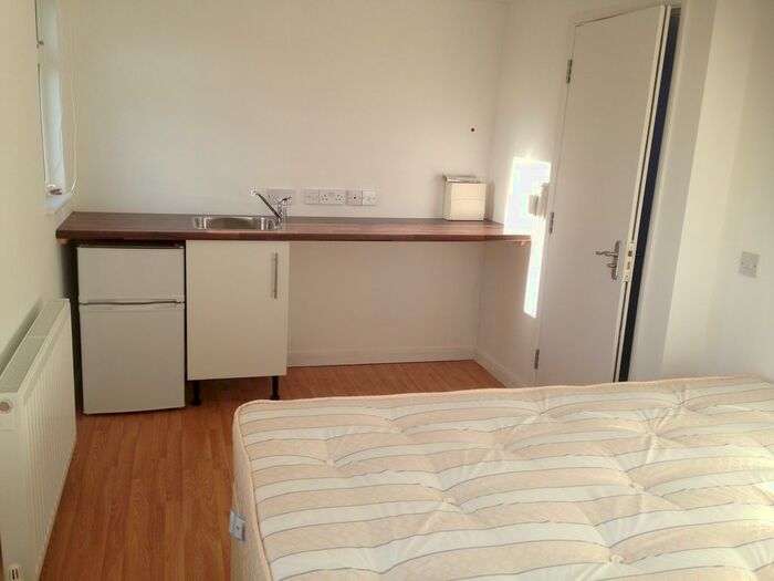 Studio To Rent In Woodstock Avenue, Golders Green, London, NW11