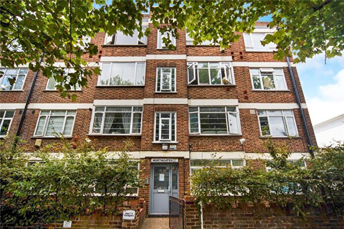 2 Bedroom Flat For Sale In High Road, London, N12