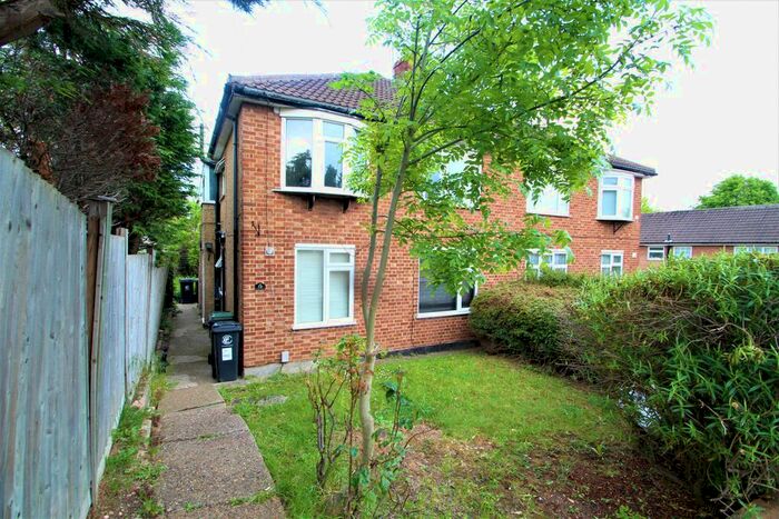 2 Bedroom Flat To Rent In Barncroft Close, Loughton, IG10