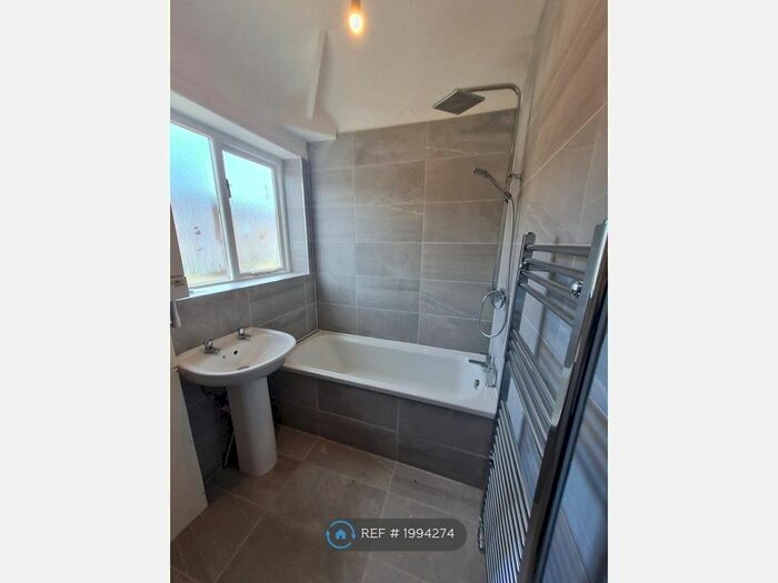 1 Bedroom Flat To Rent In Windsor Road, Prestwich, Manchester, M25