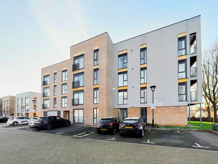 2 Bedroom Flat To Rent In Allwoods Place, Hitchin, SG4