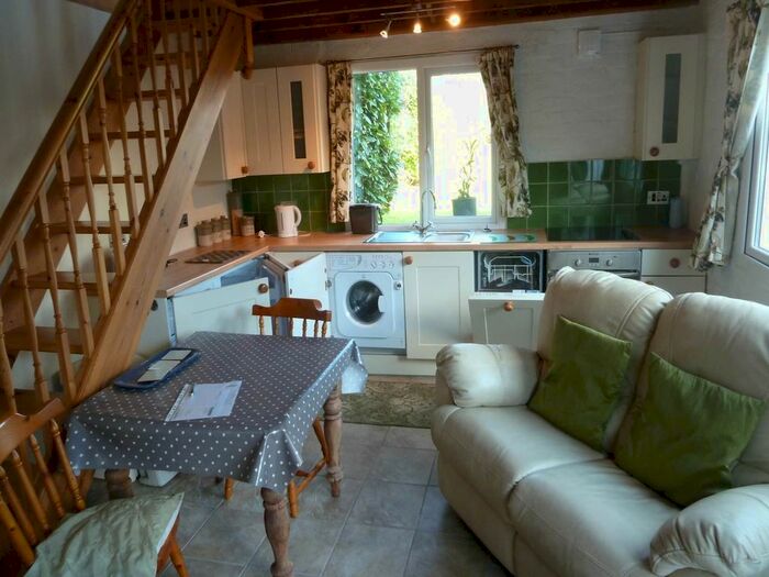 1 Bedroom Detached House To Rent In Springfield Road, Carmarthen, SA31