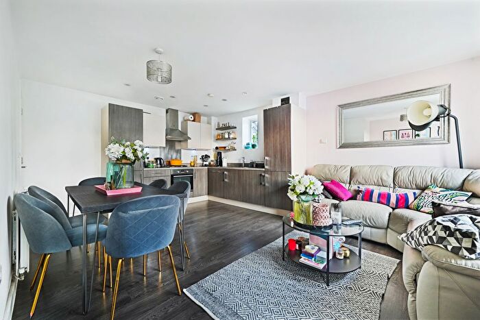 2 Bedroom Flat To Rent In Highfield Avenue, London, NW11