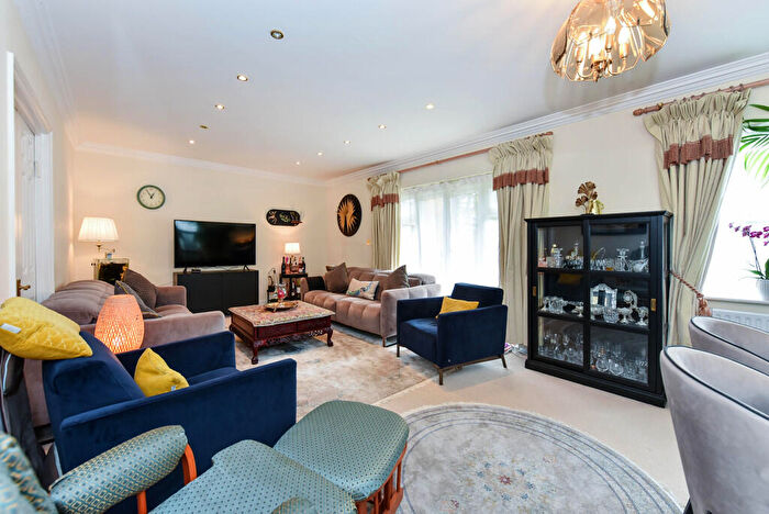 3 Bedroom Apartment For Sale In Hanbury Close, London, NW4